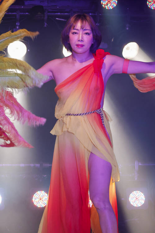 「日本に17軒だけ残るストリップ劇場」の現場で起きていること。ベテラン踊り子が直面する現実