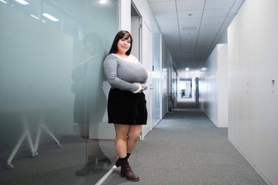 子どもに「デカい！」と叫ばれる…現役不動産営業、“胸が大きすぎる女性”の意外な日常