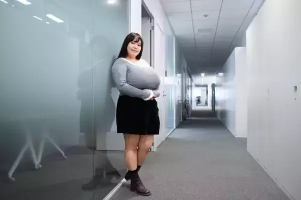 「子どもに「デカい！」と叫ばれる…現役不動産営業、“胸が大きすぎる女性”の意外な日常」の画像
