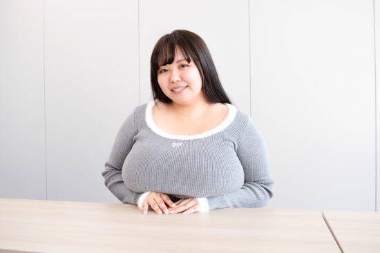 子どもに「デカい！」と叫ばれる…現役不動産営業、“胸が大きすぎる女性”の意外な日常