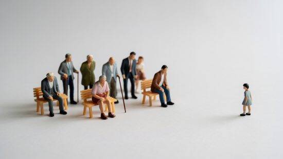 「働いても豊かになれない」のになぜ働き続けるのか。日本人が仕事を手放せない“根深い理由”