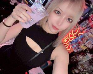 4歳で両親が離婚、複数の男性が出入りする家…シングルマザーに「対等な女性」として育てられた“謎の美女”が明かす壮絶な半生