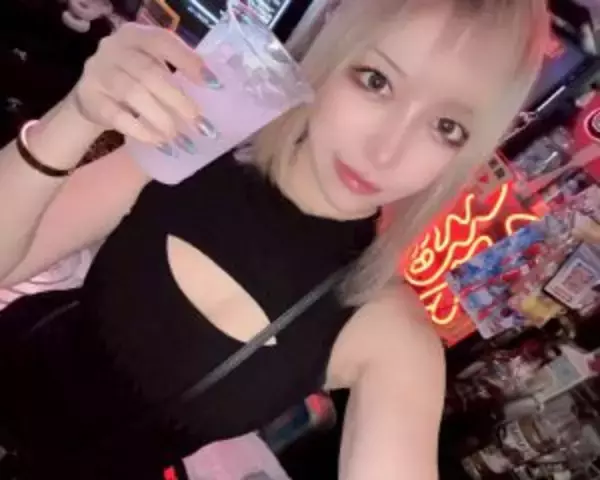 「4歳で両親が離婚、複数の男性が出入りする家…シングルマザーに「対等な女性」として育てられた“謎の美女”が明かす壮絶な半生」の画像