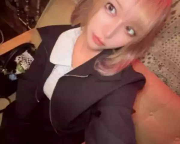「4歳で両親が離婚、複数の男性が出入りする家…シングルマザーに「対等な女性」として育てられた“謎の美女”が明かす壮絶な半生」の画像