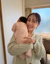 3人の我が子に囲まれる鈴木あきえ（39歳）。「精神的に追い込まれていた」時期を経て、育児と芸能活動を両立させるまで