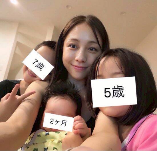 3人の我が子に囲まれる鈴木あきえ（39歳）。「精神的に追い込まれていた」時期を経て、育児と芸能活動を両立させるまで