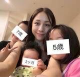 「3人の我が子に囲まれる鈴木あきえ（39歳）。「精神的に追い込まれていた」時期を経て、育児と芸能活動を両立させるまで」の画像2