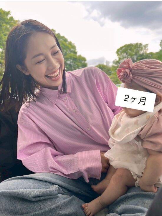 3人の我が子に囲まれる鈴木あきえ（39歳）。「精神的に追い込まれていた」時期を経て、育児と芸能活動を両立させるまで