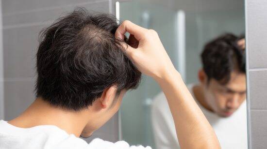 鏡を見るのがツラい…薄毛で「美容室が苦痛」になった中年男性の苦悩。プロが“恥じる必要がない”と断言する理由