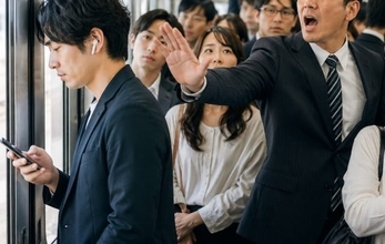 「すみませーん！」満員電車で“ドアの前から絶対に動かない男性”が一瞬で動いた…車内がスカッとした「たった一言」