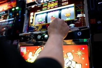 “闇スロ”で稼いだ45歳元パチプロの「その後の人生」。常連の店が摘発されて絶望の淵に… ――仰天ニュース特報