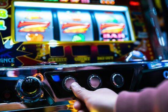 “闇スロ”で稼いだ45歳元パチプロの「その後の人生」。常連の店が摘発されて絶望の淵に… ――仰天ニュース特報