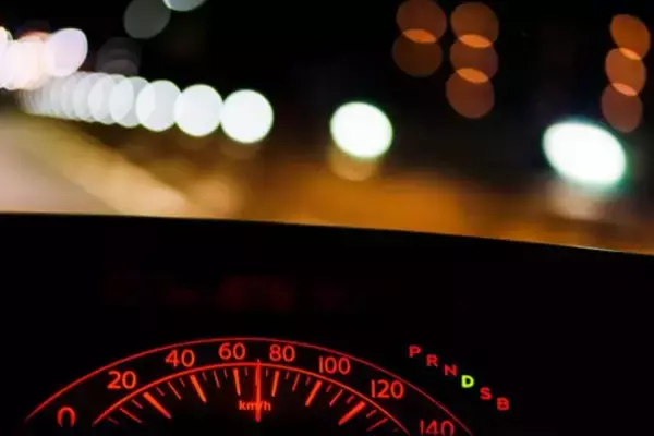 「軽自動車を“あおり運転”した黒いセダンをトラックが一蹴。運転手が顔を背けて去っていくまで――週末ベスト」の画像