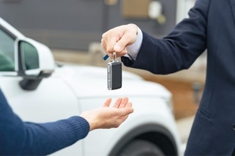 「迎えに行くとパトカーが…」運転代行を待つ間に“駐車場から車を出してはいけない”切実な理由