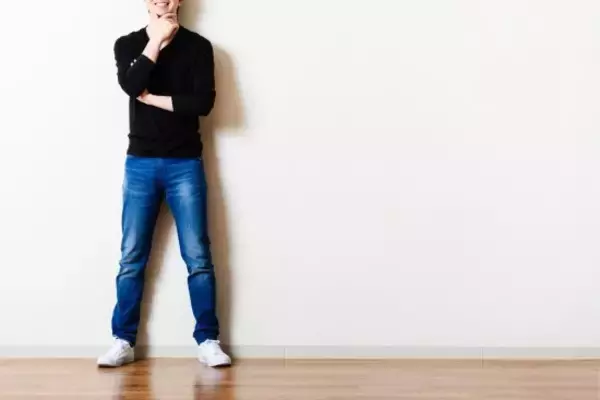 「「ダサい中年男性」はだいたい身に着けている“時代遅れなデニム“ワースト3」の画像