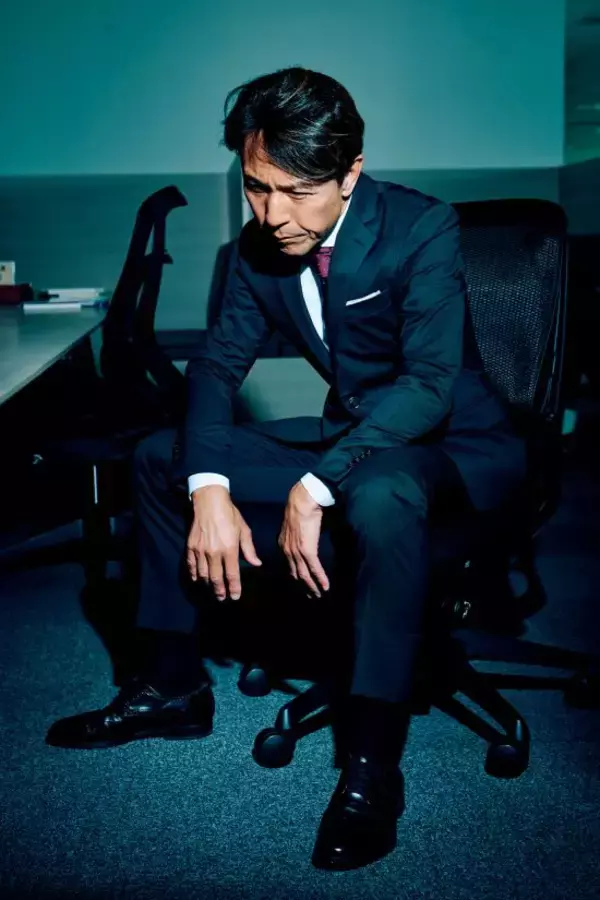 「大手保険会社に勤めた44歳男性が語る、“名ばかり部長でも年収2000万円”の罠「約50人の部署で半分以上が『部長』だった」」の画像