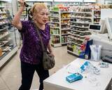 「「いいから早く開けんか！」コンビニでタバコを盗もうとした中年女性が激昂…杖を振り上げた瞬間、同僚の男性が“神対応”」の画像1
