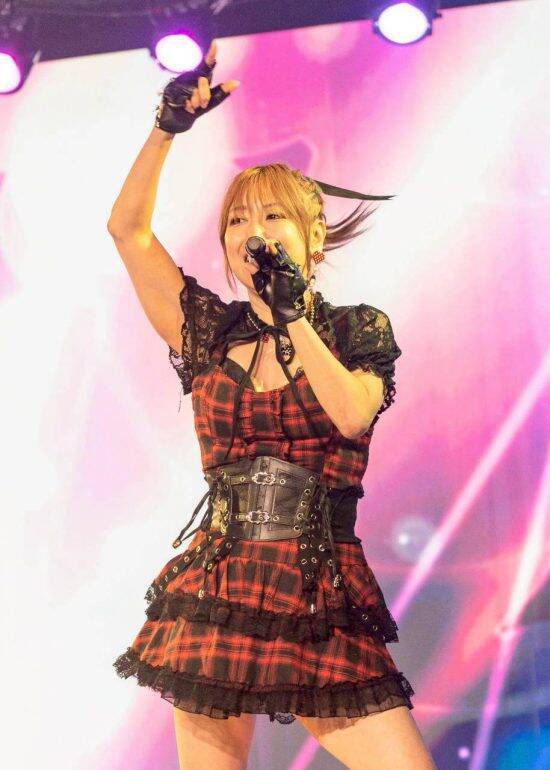 50歳最年長地下アイドルを直撃。「いつまでやってんの？」の批判を実力で黙らせた、奇跡のルックスと壮絶な半生