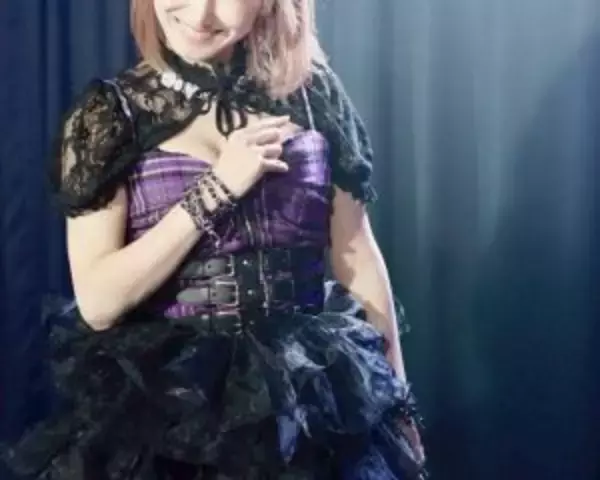 「50歳最年長地下アイドルを直撃。「いつまでやってんの？」の批判を実力で黙らせた、奇跡のルックスと壮絶な半生」の画像