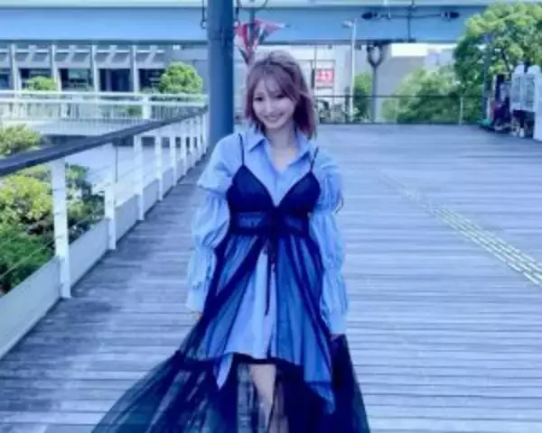 「50歳最年長地下アイドルを直撃。「いつまでやってんの？」の批判を実力で黙らせた、奇跡のルックスと壮絶な半生」の画像