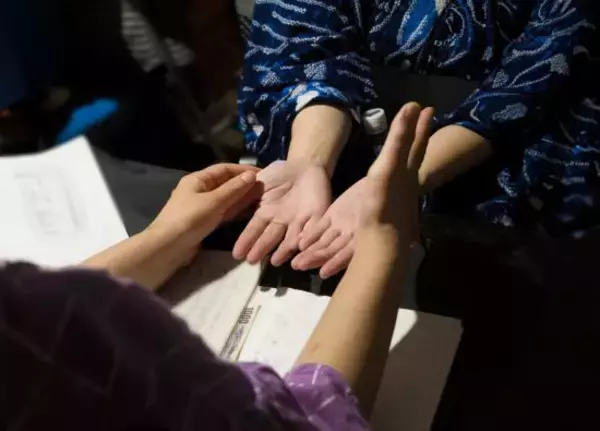 「【元占い師が暴露】占いに騙されやすい人の特徴とは？道端の占い師に「500万円騙し取られた」恐ろしい事例も」の画像