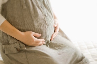 電車で「邪魔だったから！」妊婦に“わざと”足をひっかけた女性の顛末「許されることではありません」…車内迷惑アンケートでわかった本音も