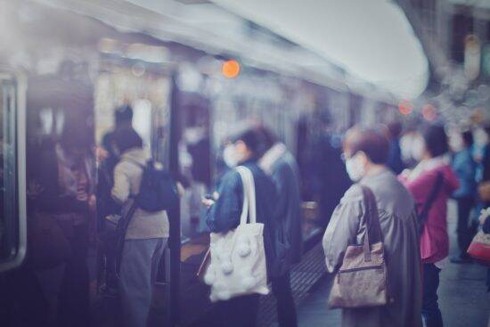 電車で「邪魔だったから！」妊婦に“わざと”足をひっかけた女性の顛末「許されることではありません」…車内迷惑アンケートでわかった本音も