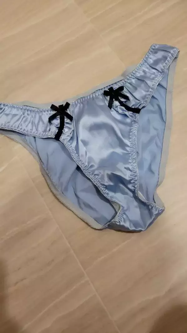 「「手取りは16万円。生活が苦しくて…」下着を売る27歳女性の悲しき事情…「夫との離婚資金を貯めたい」38歳女性も」の画像