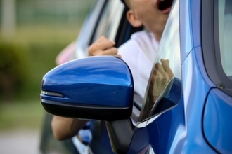 スポーツカーであおり運転をする若者が「ハーレー乗りの強面おじさん6人組」に怒鳴られ、土下座するまで――仰天ニュース特報