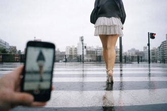 一般女性を襲うAI「性的ディープフェイク」の知られざる恐怖。電車内、卒アル、リモート会議画像まで悪用される