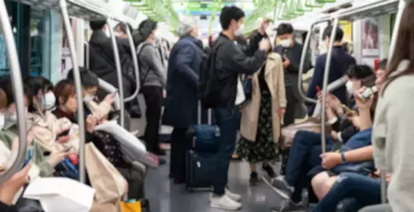 「イヤホンからの音漏れがすごくて…」電車内で動画を見続ける若い男性に、年配男性が放った“毅然としたひと言”