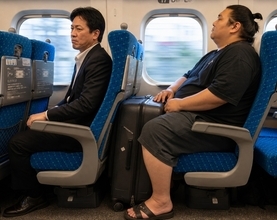 「地獄の2時間でした」新幹線で“ハズレ席”を引いた24歳男性の悲劇。特大スーツケースのせいで乗客が口論に…／新幹線の「特大荷物」正しい持ち込み方は？ルールを調べてみた