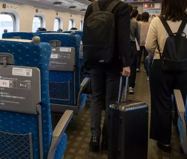 「「地獄の2時間でした」新幹線で“ハズレ席”を引いた24歳男性の悲劇。特大スーツケースのせいで乗客が口論に…／新幹線の「特大荷物」正しい持ち込み方は？ルールを調べてみた」の画像