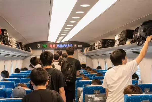 「「地獄の2時間でした」新幹線で“ハズレ席”を引いた24歳男性の悲劇。特大スーツケースのせいで乗客が口論に…／新幹線の「特大荷物」正しい持ち込み方は？ルールを調べてみた」の画像