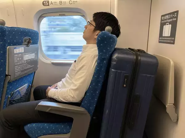 「「地獄の2時間でした」新幹線で“ハズレ席”を引いた24歳男性の悲劇。特大スーツケースのせいで乗客が口論に…／新幹線の「特大荷物」正しい持ち込み方は？ルールを調べてみた」の画像