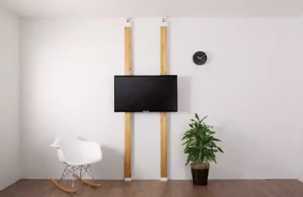 「賃貸でも部屋が激変！プロが推す「最強DIYアイテム」3選。置くだけ床リフォーム＆壁掛けテレビの裏ワザ」の画像