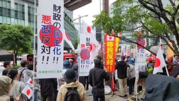 「財務省解体デモ」が排外主義運動へと変貌するまで。人々の“あやふやな不安”を後押しに