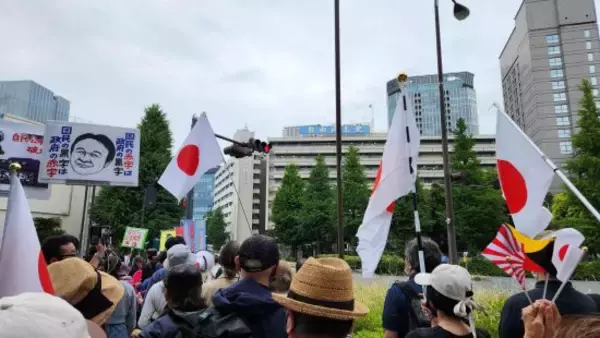 「「財務省解体デモ」が排外主義運動へと変貌するまで。人々の“あやふやな不安”を後押しに」の画像