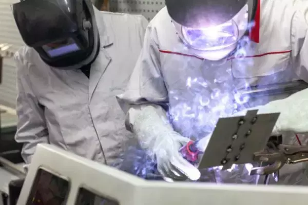 「高市政権の外国人政策に見る「規制」と「受け入れ継続」の温度差。16年後に“在留外国人1000万人”の衝撃予測」の画像