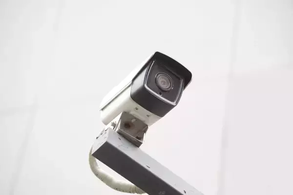 女性警官を投げ倒したとされる男性に無罪判決。元裁判官が憤る「防犯カメラ映像に仕掛けられた不自然な加工」