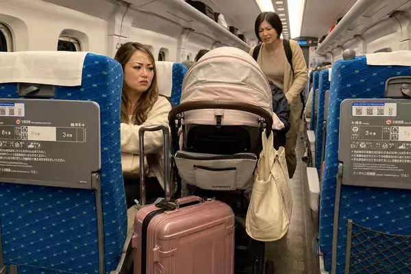 「子どもが寝てるんだから！」新幹線で通路を塞ぐベビーカーを注意したら逆ギレする母親…そのとき“父親が放った一言”に拍手／新幹線でベビーカーはどこに置くのが正解か、調べてみた