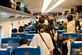 「「子どもが寝てるんだから！」新幹線で通路を塞ぐベビーカーを注意したら逆ギレする母親…そのとき“父親が放った一言”に拍手／新幹線でベビーカーはどこに置くのが正解か、調べてみた」の画像2