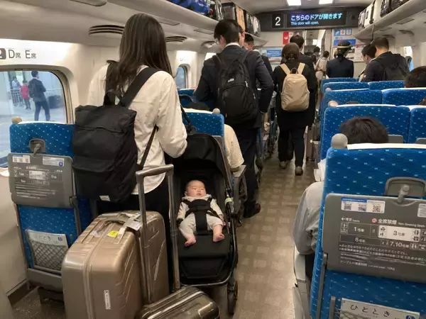「「子どもが寝てるんだから！」新幹線で通路を塞ぐベビーカーを注意したら逆ギレする母親…そのとき“父親が放った一言”に拍手／新幹線でベビーカーはどこに置くのが正解か、調べてみた」の画像