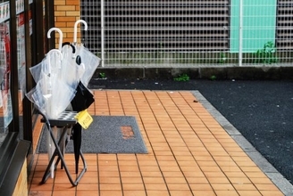 コンビニの傘立てに差した「会社管理の傘」が消えている…取り戻そうと奮闘するも、散々な目に遭った20代会社員の悲劇