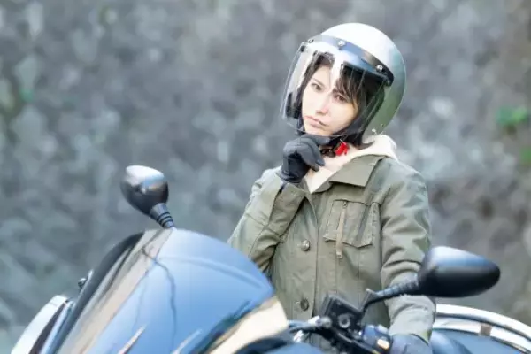「バイク初心者の22歳女性」が執拗な“あおり運転”を受け号泣…意外な人物の助けで九死に一生を得るまで