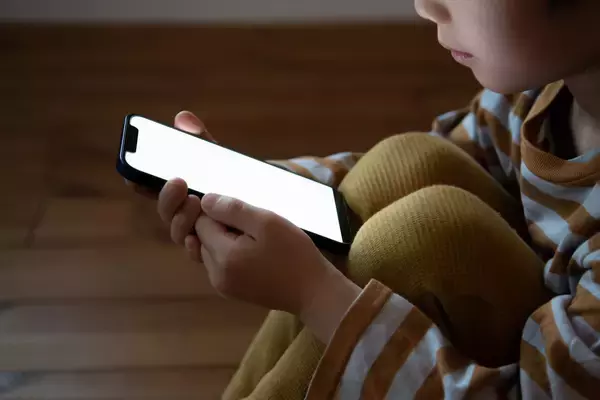 SNS「一律禁止」は子供をより危険な場所へ追いやる？山口真由が語るオーストラリアの失敗と親の責任
