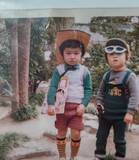 「完熟フレッシュのパパが明かす「ワイルドファンキーな地域」での子供時代。欧米人を見て「天狗が出た！」と泣き叫んだ4歳の記憶」の画像1