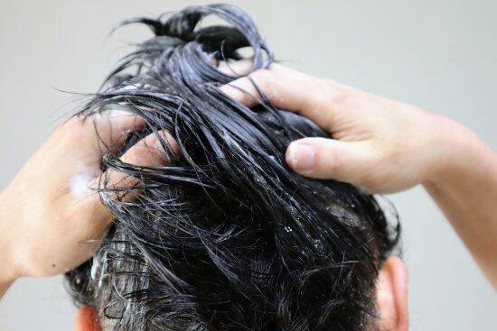 40代からの白髪が「汚く見える人」と「武器になる人」の決定的な違い。清潔感と渋さを手に入れる“3つの選択”