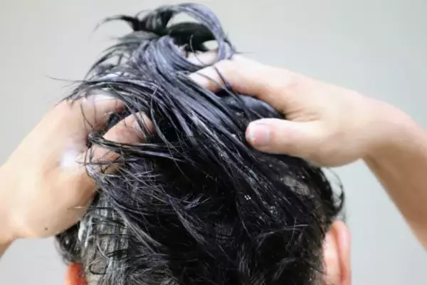 「40代からの白髪が「汚く見える人」と「武器になる人」の決定的な違い。清潔感と渋さを手に入れる“3つの選択”」の画像