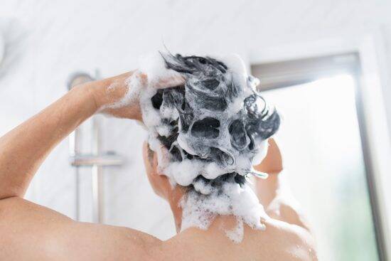 40代からの白髪が「汚く見える人」と「武器になる人」の決定的な違い。清潔感と渋さを手に入れる“3つの選択”